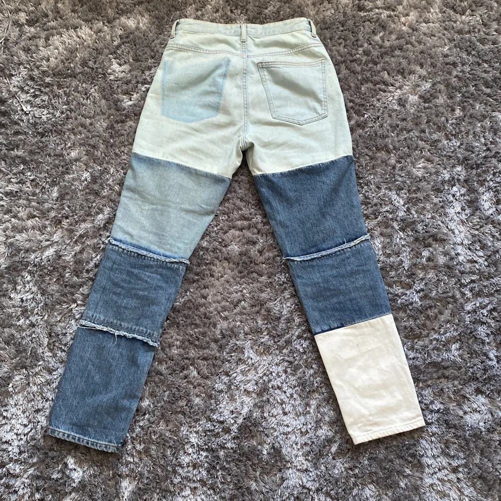 Säljer dessa supercoola jeans ifrån bikbok då dem inte längre passar. Jeansen är i storlek M men passar som en storlek S. Tycker verkligen att dessa jeansen är skit snygga och sitter bra på. Köparen står för frakten🤍. Jeans & Byxor.