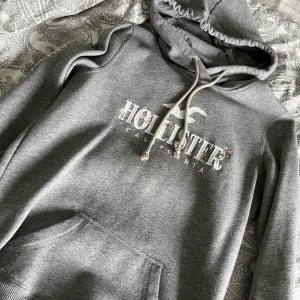 Hollister hoodie - Superfin hoodie från hollister, använd en gång och superfint skick💓