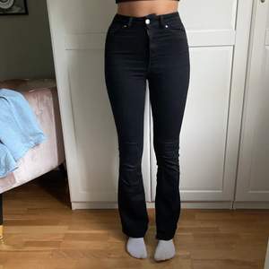 Supersnygga stretchiga jeans från Cubus i modellen curve bootcut. Längden på jeansen passar mig som är 1,76 cm.   Du står för frakten! (60 kr)
