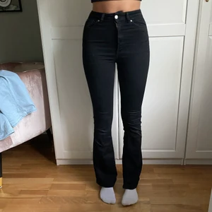 Cubus jeans - Supersnygga stretchiga jeans från Cubus i modellen curve bootcut. Längden på jeansen passar mig som är 1,76 cm.   Du står för frakten! (60 kr)