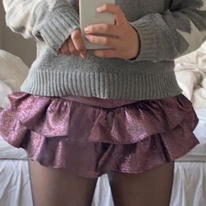 glittrig kjol - fin rosa glittrig kjol från zara! köptes här på plick. säljer för den är för liten på mig som har S/M. använd 1 gång och jättebra skick💞 köp direkt för 250kr + gratis frakt! obs: kan sänka till 150kr vidd snabbaffär!