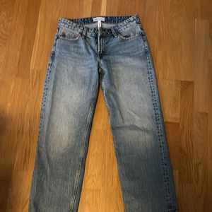 Zara jeans - Straight jeans från zara! Lågmidjade 🫶🏼 Använt 1 gång men gillar inte riktigt hur de sitter på mig därför säljs dem! Nypris var runt 350. Säljes så billigt då jag vill bli av med allt så fort som möjligt! Kan skickas eller mötas upp runt Göteborg. 