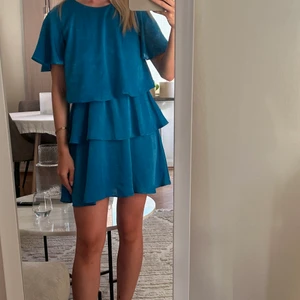 Zara klänning - Så fin klänning från zara som är inköpt för typ 3 år sen. Dock har jag bara använt den en gång. Den är i storlek S och lite satin aktigt material. Nypris 500kr💙 passar både S och XS. Så fin till festliga tillfällen men även till vardags! Fint skick!