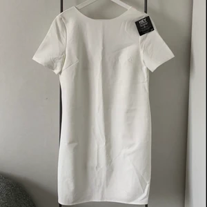 Vit klänning  - Super fin vitklänning i storlek 34! Storleken var för lite därför sälj den. I väldigt bra skick 👍