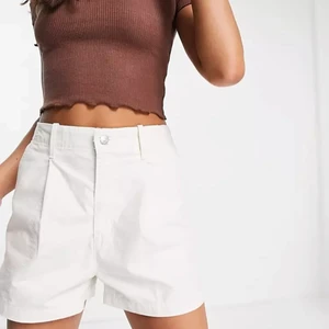 Levis utility shorts - Vita med vit/svart levi’s tag vid bakfickan istället för den standard-röda. Storlek 24 men skulle säga att de passar 25 också. 1:a är lånad bild för att visa hur de sitter på då de är något små för mig som har 25/26 vanligtvis i Levi’s beroende på stretch