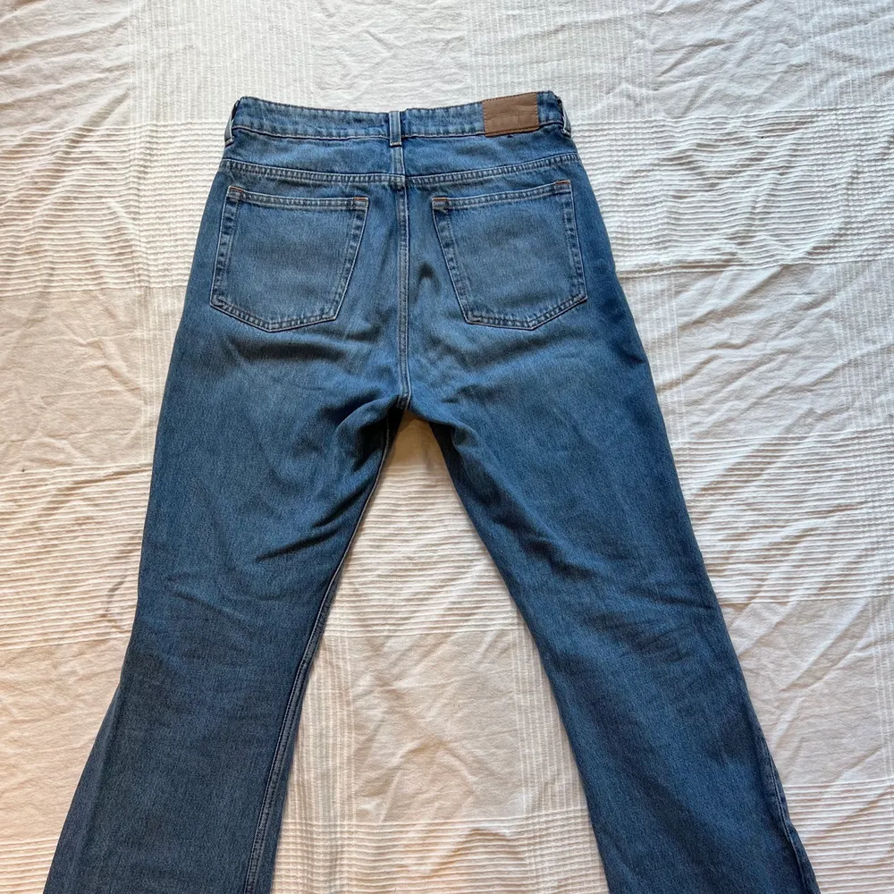 Blå bootcut jeans från Weekday i modellen Mile. Jeansen är köpte för 2 år sedan på Weekday och är i storlek W28 L32. Dem är sköna och har bra form.   Kontakta mig för mer info eller bilder💕 Frakt tillkommer . Jeans & Byxor.