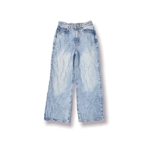 Wide Jeans  - Gina Tricot Idun Crop Wide Jeans petite Bleached Blue  Använd 2 gånger  Nypris 599