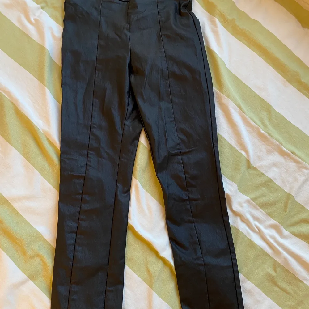 Skinnbyxor i imitation från Vero Moda, storlek 38 men sitter som en 36a.  Smal bootcut med slits längst ner💐💐. Jeans & Byxor.