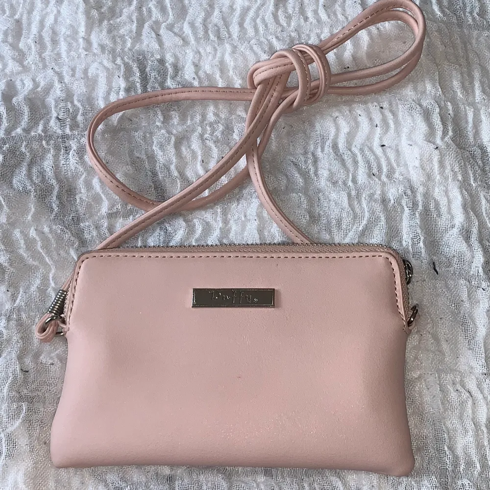 Säljer denna rosa fina väska som knappt är använd . Väskor.