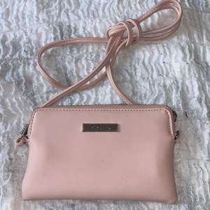 Säljer denna rosa fina väska som knappt är använd 