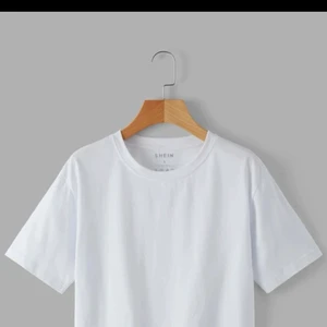 Vit magtröja  - Säljer denna vita fina magtröja som är i storlek S och är köpt från SHEIN ( frakt ståmmer ej sänka när jag får tbx min våg)