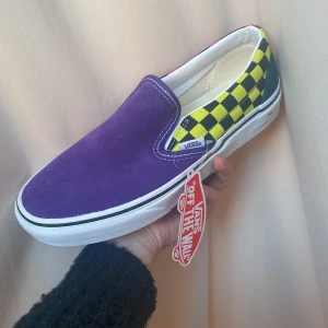 Vans slip on - Classic slip-on vans 🤩limited edition🤩  Helt oanvända i storlek 39. Säljs för att de inte är min stil. Frakt ingår!