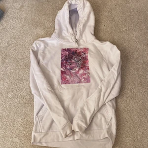 The cool elephant hoodie - Säljer min the cool elephant hoodie💕 Använd fåtal gånger därför nästan som ny💕 köpt för 500kr, säljer för 300kr + frakt💕 Priset kan diskuteras💕