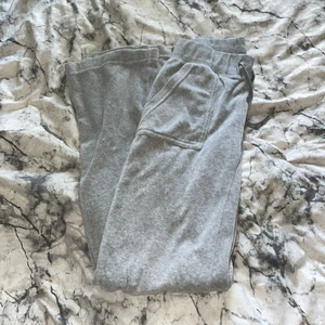Juicy byxor gråa  - Jag säljer ett par juicy byxor i färgen grå! Säljer pga inte använder, bra skick men ena silver grejen på snöret har lossnat men de e sånt man inte ser!💕annars nästan helt oanvända skriv på dm om ni är intresserade❤️