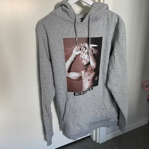 2pac hoodie - En 2pac hoodie köpt på junkyard, är i fint skick och använd fåtal gånger. Priset är inkl frakt