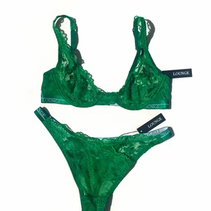 Loungewear set i strl 65C, S  - Säljer detta superfina set från loungewear, då det tyvärr var för litet för mig. Har endast provat 1 gång✨ Överdelen är i storlek 65C och underdelen i storlek S🧚🏼‍♀️ Ordinariepris är 650kr och jag säljer det för 400kr🌸Skriv gärna om du har några frågor💖