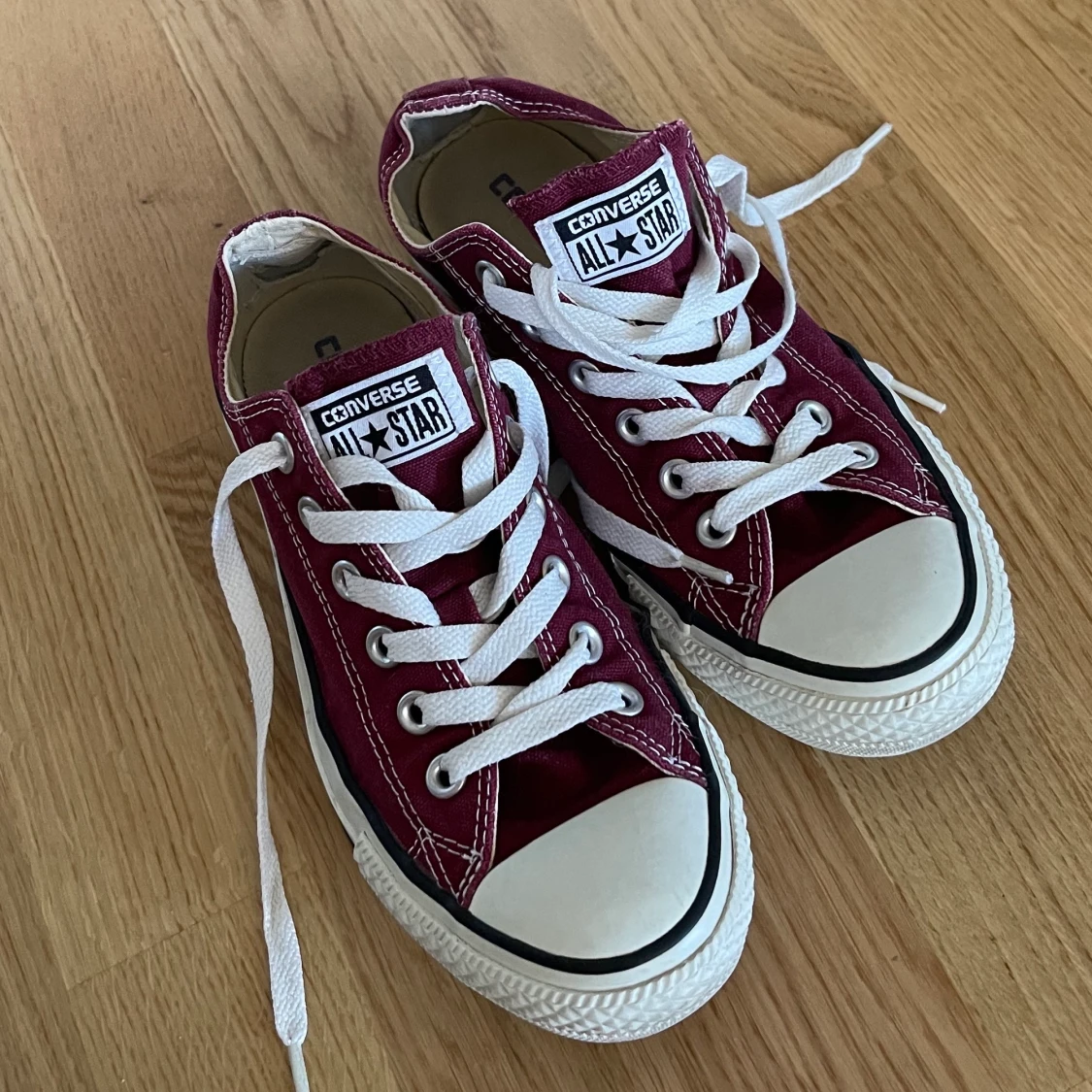 Röda converse skor