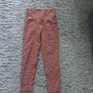 aimn tight 7/8 - en tights från aimn i bra skick.  längt 3/4.