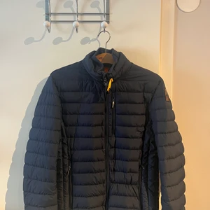 Parajumpers - Mörkblå jacka storlek M  Provat den men inte andvänt den  Säljer den helst för det jag köpte den för.  Men pris kan diskuteras 