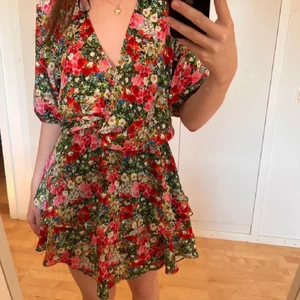 Zara klänning  - Helt ny & oanvänd 