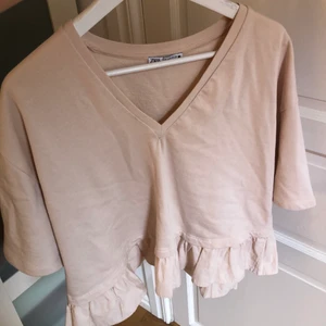 Söt tröja - Superfin tröja ifrån ZARA i storlek M 💓 Köpt på ZARA I Kroatien förra året👍🏻 Den är använd fåtal gånger men ändå som ny!! Hör av er vid intresse 💗