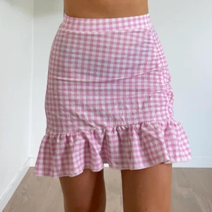 Rutig kjol - Kjol köpt från ginatricot, knappt använd, köparen står för frakten på 49kr🤍