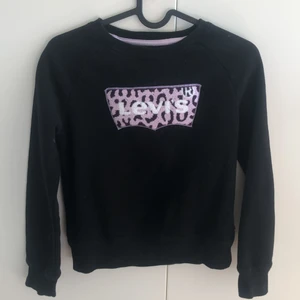Levis tröja  - Fin tröja och väldigt sparsamt använd. Märket på tröjan är leopard mönster.