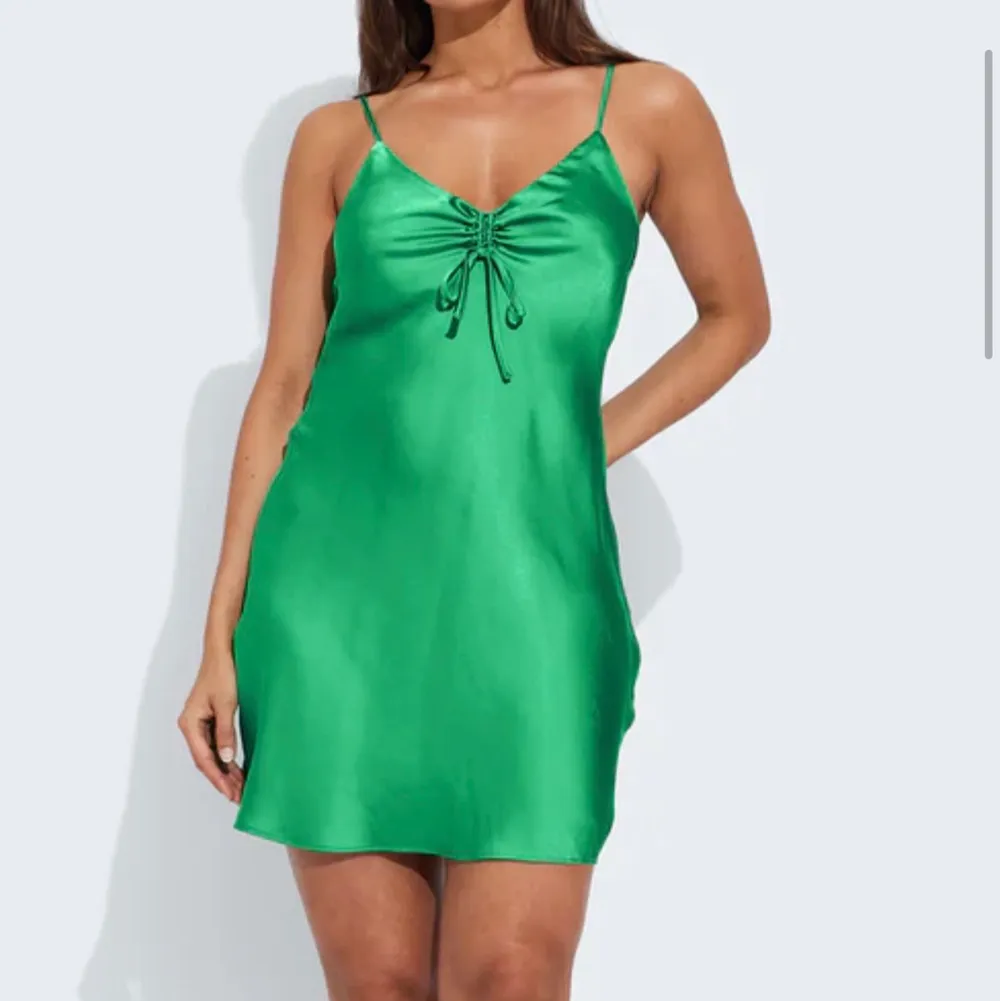 Super snygg grön silkes klänning ifrån bikbok. HELT OANVÄND med prislapp kvar. Köpt för 499kr💗. Klänningar.