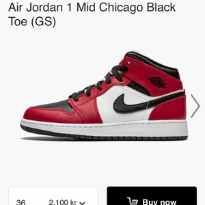 Air Jordan 1 Mid Chicago - Funderar på att sälja mina Jordans, äkta och i strl 36. Känner inte att de kommer till användning, använt fåtal gånger. Hör av dig för fler bilder/frågor. Kom med bra pris, snabbaffär🤍