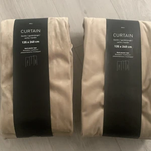 Gardiner  - Helt nya gardiner som aldrig använts från Hemtex. Beige färg. Köpte båda för 800, säljer nu båda för 500