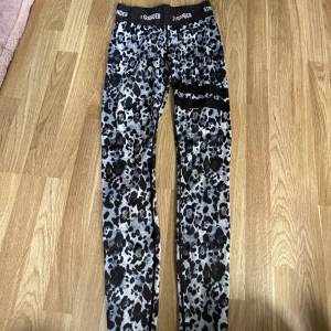 Tights Stronger - Tights från Stronger i väldigt fint skick! Bekväma med hög midja. Storlek S/M (stretchiga!) Nypris 599kr.