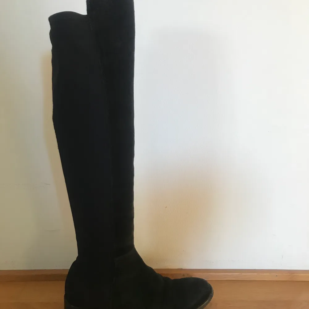 Svarta overknee boots i italienskt läder, sparsamt använda. Storlek 38. Nypris 2000.. Skor.