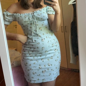 Blommig klänning - Finaste klänningen från bikbok ☁️ 🫶🏻 Endast använd 1 gång så i super fint skick. Storlek M(den är ganska liten i storleken så passar även S).