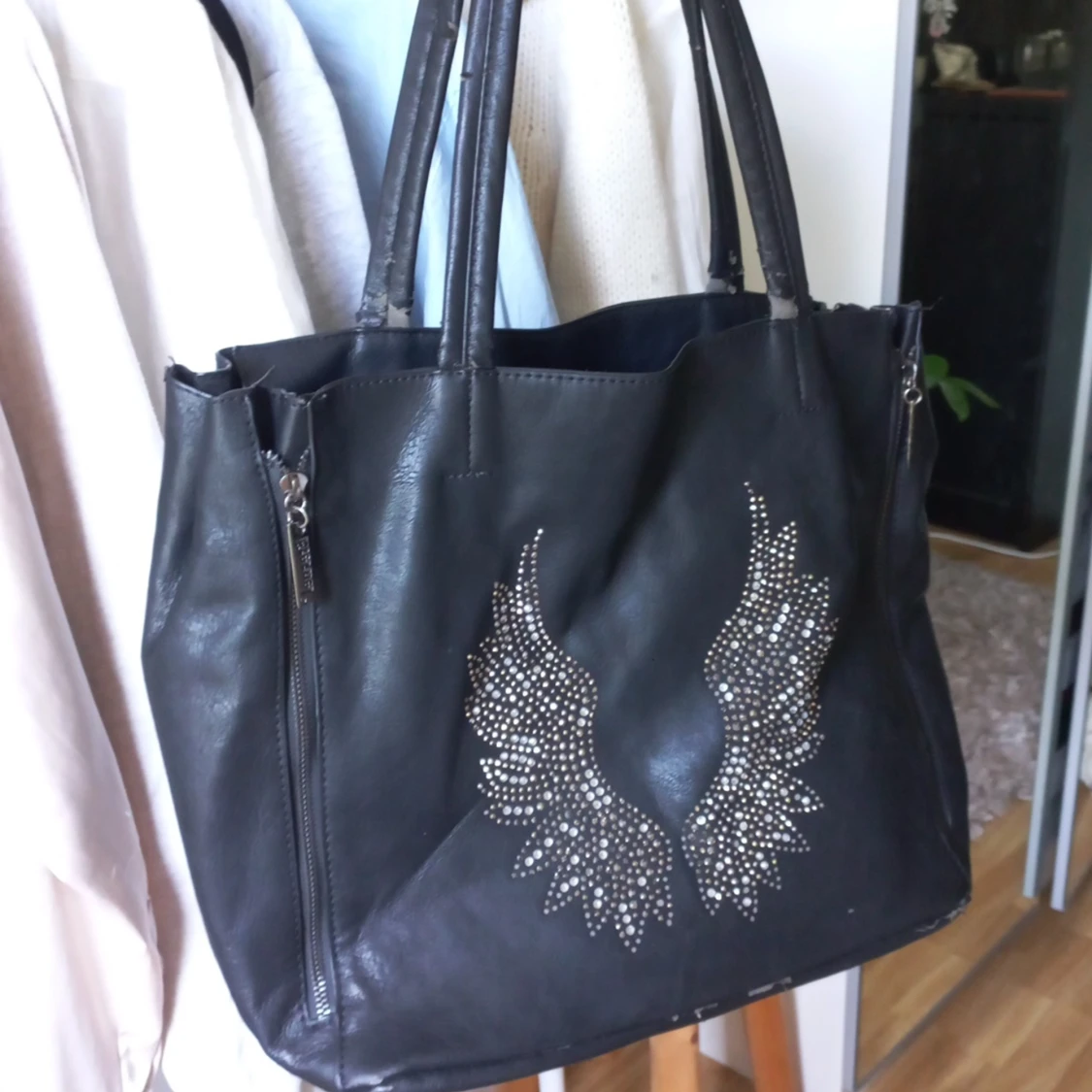 Svart handväska me rhinestone vingar