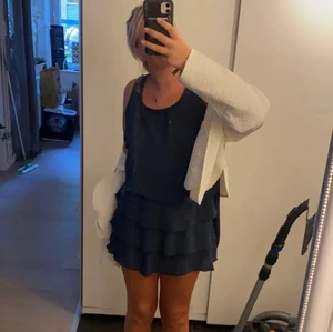 Volang klänning - Säljer denna jätte söta marin blåa klänningen med fina volanger. Start pris 250! Skriv privat vid intresse 