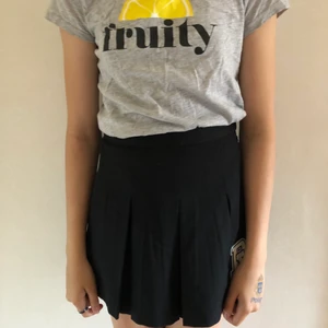 New Yorker t-shirt 🍋 - ‼️Köp inte här, utan skriv i DM och köp där istället‼️ T-shirt från New Yorker strl. XXS. Själva tröjan är i fint skick, dock har citronen gått sönder lite. Dock syns det inte så mycket. Priset är 50 kr + frakt som är 39 kr. Priset kan gå att sänkas.