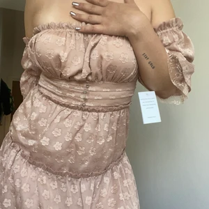 Klänning - Så fin klänning från for love and lemons, oanvänd. Storlek L men liten i storleken