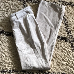 Weekday velvet trousers - Som nya. Skit snygga. Cream- färgade. Midwaist.