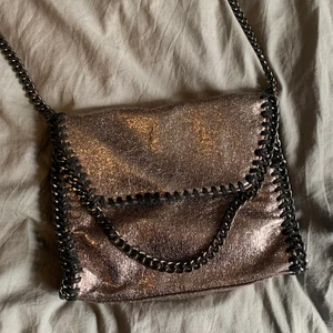 Stella McCartney väska - En jätte söt väska. Inte äkta Stellamc men en väldigt lik! jätte fin färg och inga problem med den