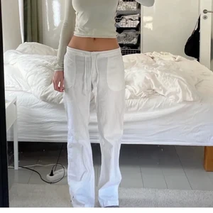 Bonprix Linnebyxor - Vita lågmidjade linnebyxor från Bonprix. Helt slutsålda. Använda vid ca 3 tillfällen så väldigt bra skick.  Innerbenslängden: ca 82 cm                                         Midjemåttet: ca 43 cm, finns justerbara band.             Skriv för egna bilder☺️