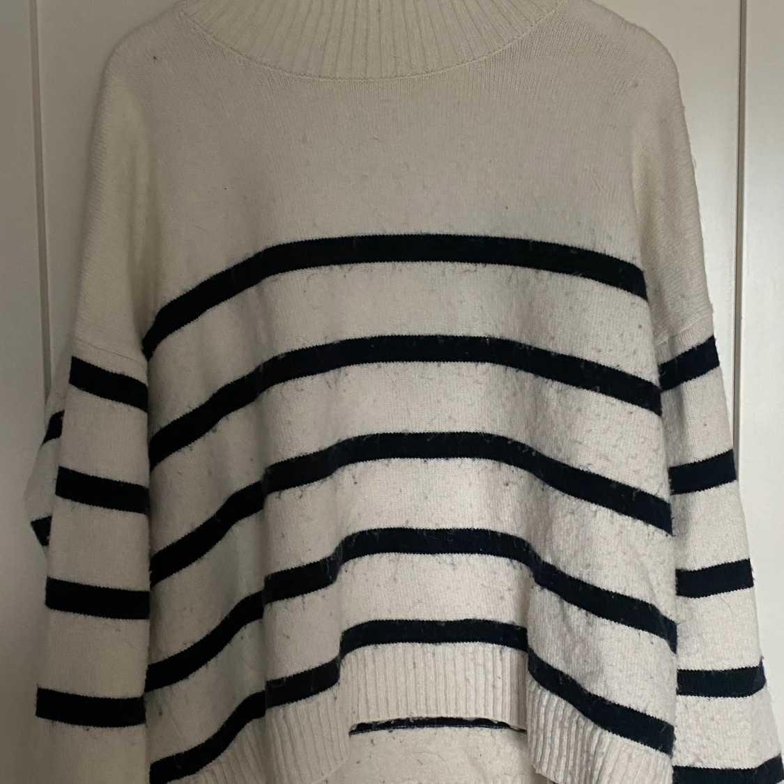 Randig stickad tröja