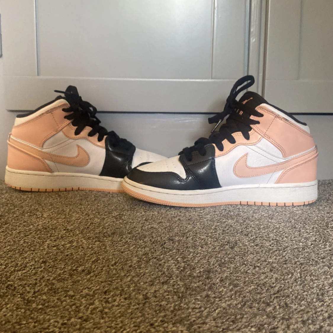 Jordan 1 mid-Crimson tint