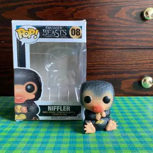 Äkta Niffler Funko Pop vinyldocka från Fantastic Beasts i orginalbox. Högt älskad under mina fandom-dagar, nu hoppas jag den kan hitta ett nytt hem. Dockan är i väldigt bra skick.   Köparen står för frakt