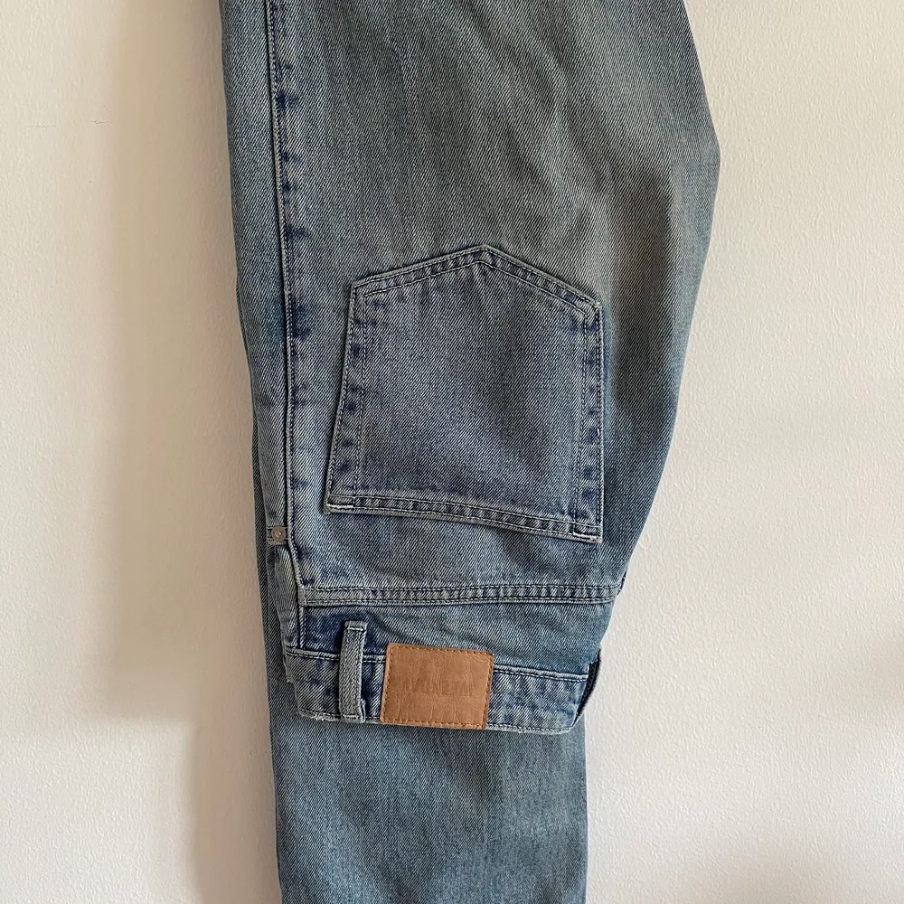 Jeans i modellen Row från weekday i en ljus blå färg . Jeans & Byxor.