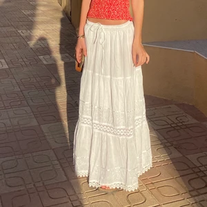 Kjol - TRYCK INTE KÖP NU! Jag säljer 6 st av denna vita långkjol som är perfekt till sommaren och väldigt trendig just nu. Kjolarna är helt oanvända! Det är one size men som ni ser finns snöre och resor vilket gör att den passar många olika storlekar. Det är först till kvarn och endast frakt som gäller (köparen står för frakten). Markerar produkten som såld när alla 6 kjolar är sålda. 🌸