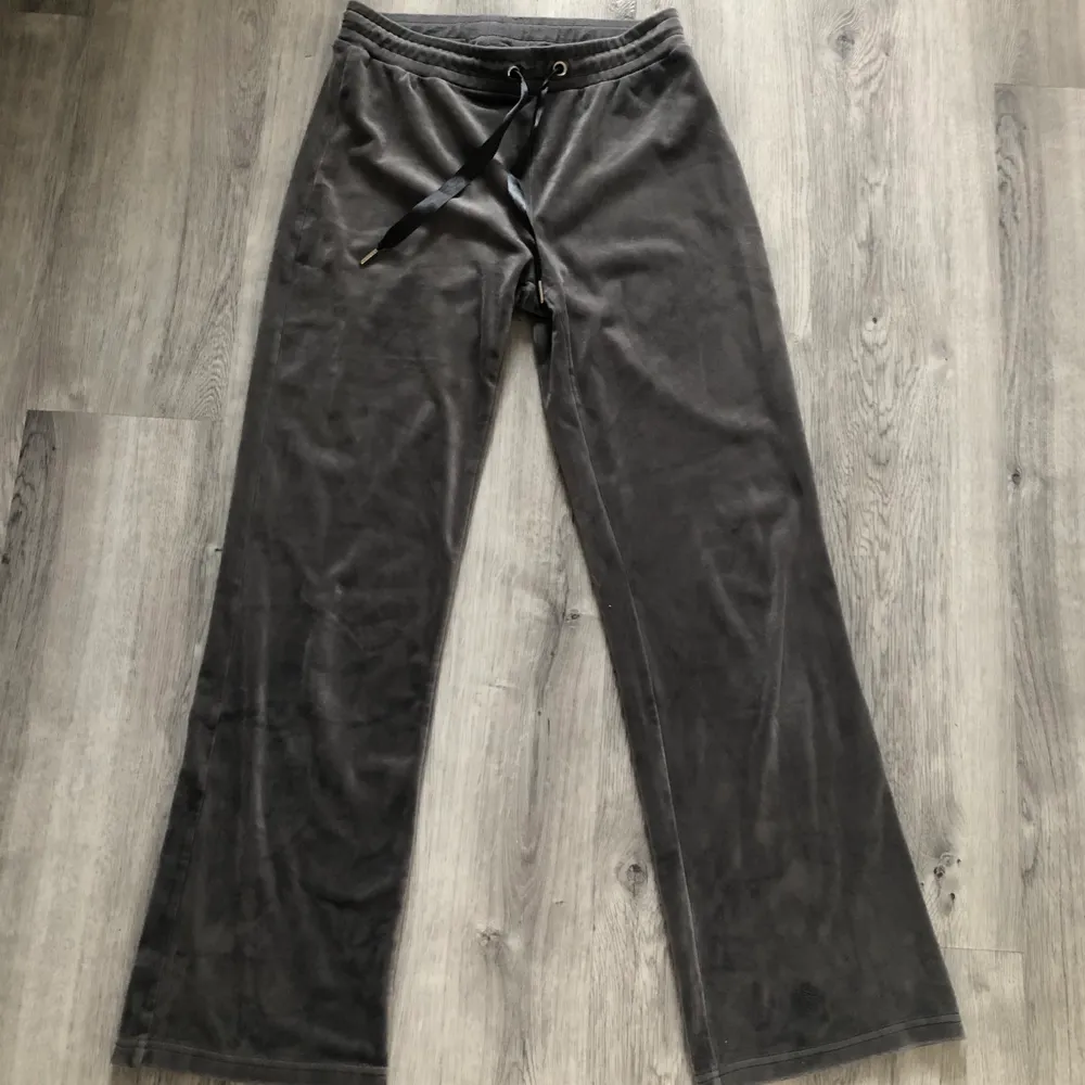 Ett par jätte bekväma mjukis byxor från GinaTricot i storlek s.  Knappt använda så ser ut som helt nya. Säljer för 100 kr nypris 229kr. Hör av dig om du har frågor eller är intresserad💗💗. Jeans & Byxor.