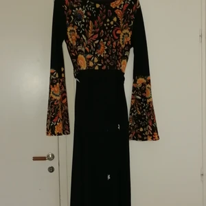 Svart klänning med storlek S - Använt den 2 gånger. Längd: 140 cm Bred: 40 cm