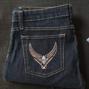 Jag fyndade dessa jeans second hand men de passar inte mig så bra så nu säljer jag dem💕Det är ett par lågmidjade jeans som är i nyskick och är i storlek 33-34, men tror att de även skulle passa 32. Kan köpas direkt för 250kr. Köparen står för frakten💕