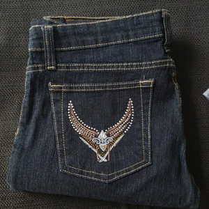 Jennifer Lopez jeans 32-34 - Jag fyndade dessa jeans second hand men de passar inte mig så bra så nu säljer jag dem💕Det är ett par lågmidjade jeans som är i nyskick och är i storlek 33-34, men tror att de även skulle passa 32. Kan köpas direkt för 250kr. Köparen står för frakten💕