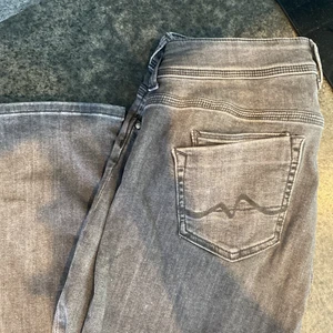pepe jeans - skitsnygga slutsålda lågmidjade jeans från märket pepe jeans. Säljer dem för att dem inte riktigt är min stil. Endast använda ett fåtal gånger. Dm för bättre bilder. Pris kan alltid diskuteras (nypris runt 700 kr)